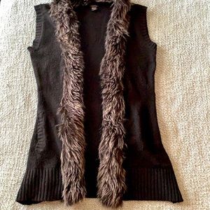 Rue 21 Sweater Vest with faux fur collar